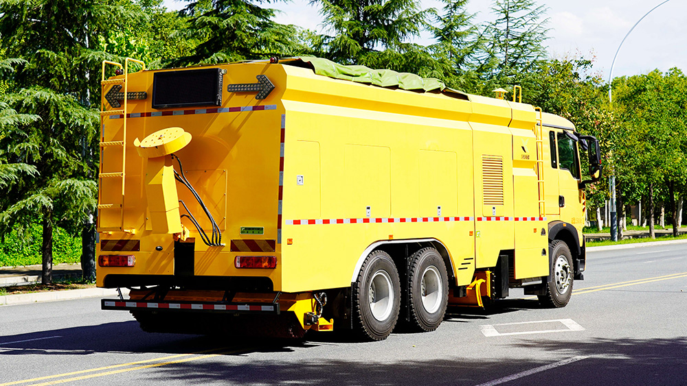 重汽豪沃除雪车