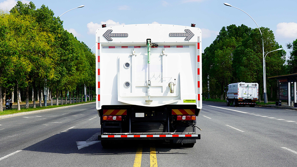 陕汽德创18吨纯电动洗扫车