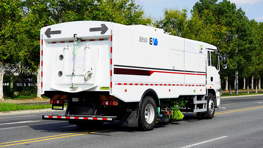 陕汽德创18吨纯电动洗扫车