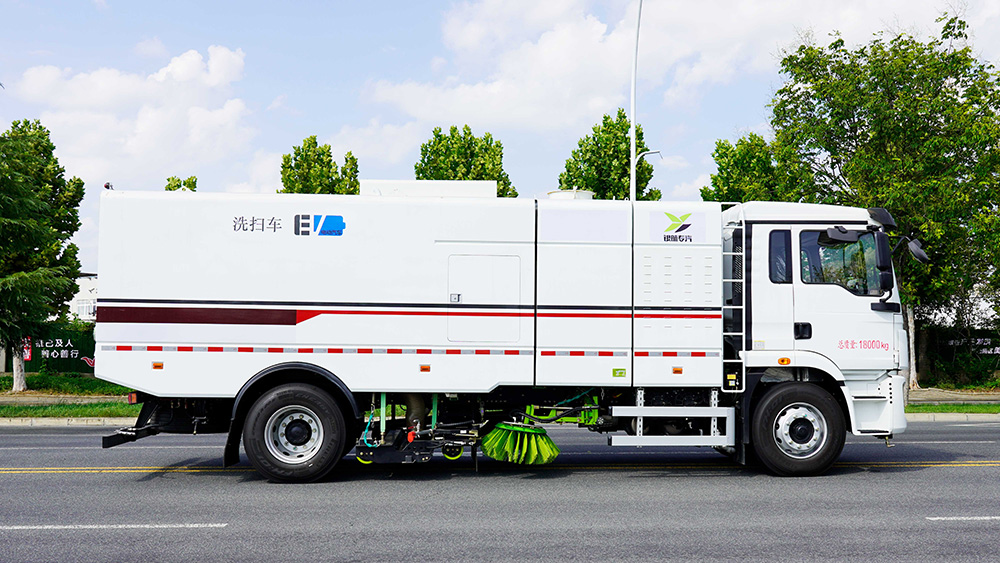 陕汽德创18吨纯电动洗扫车