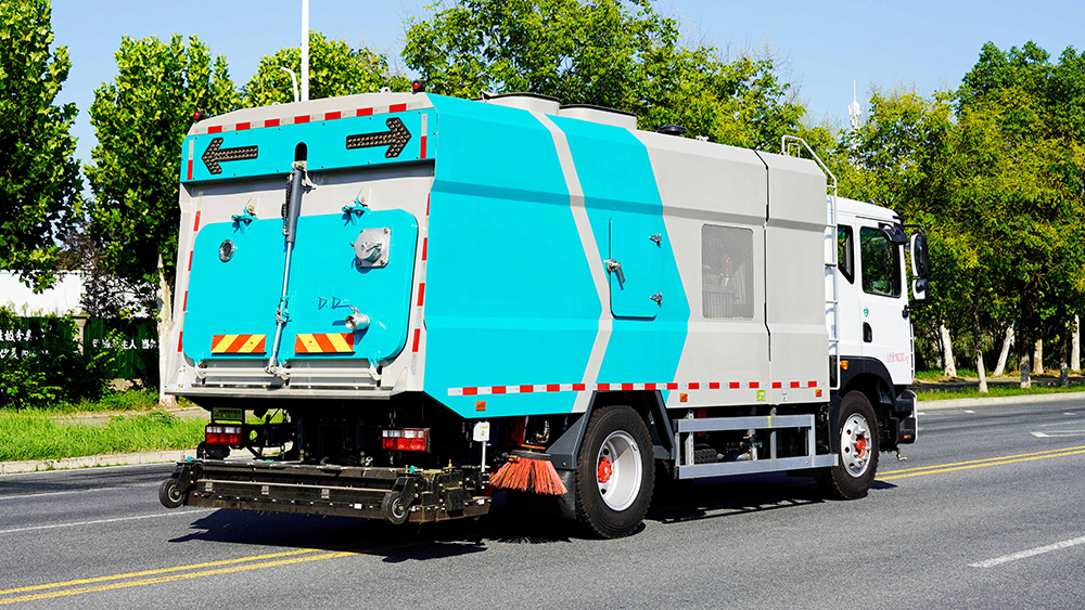 东风多利卡D9四季污染清除车