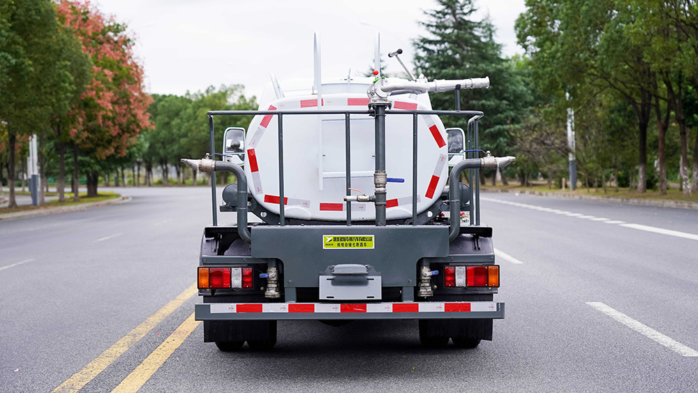 东风华神纯电动洒水车
