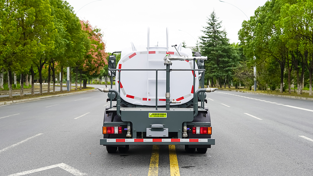 东风华神纯电动洒水车