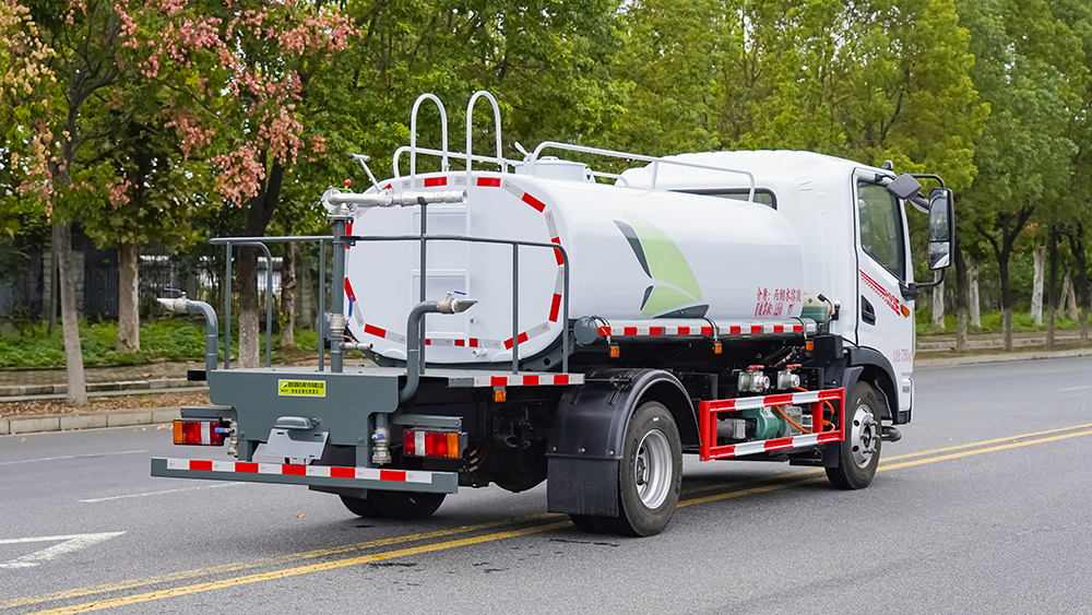 东风华神纯电动洒水车