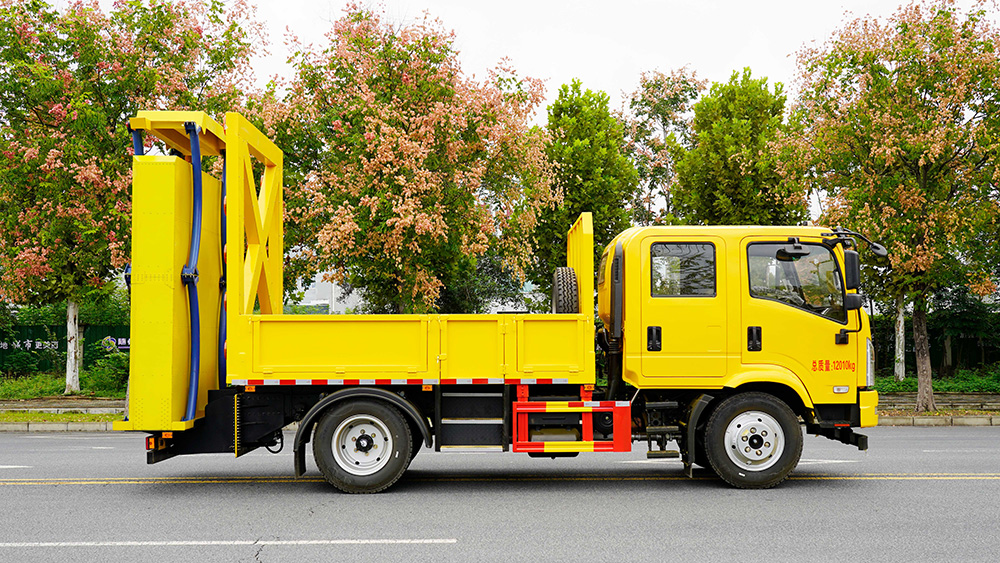 东风华神防撞车