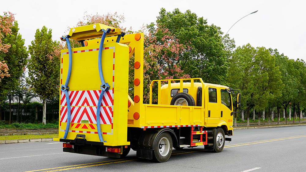 东风华神防撞车