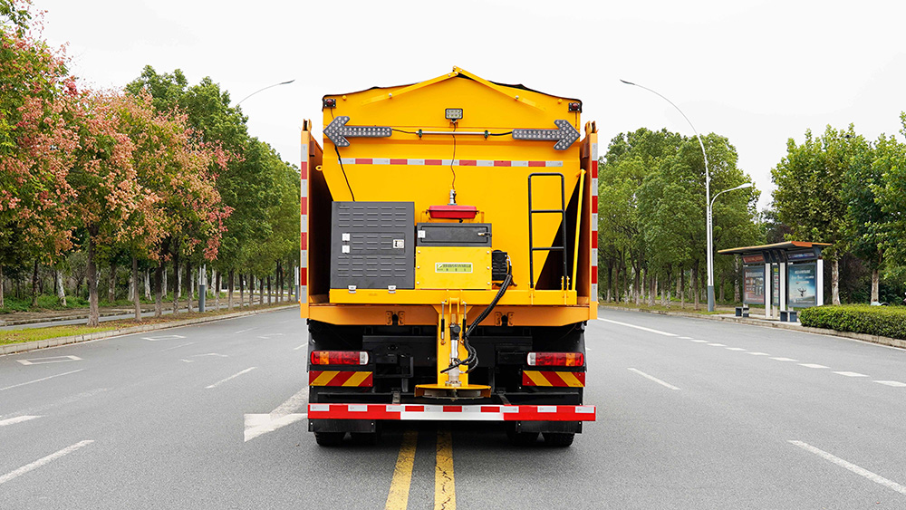 重汽豪沃除雪车