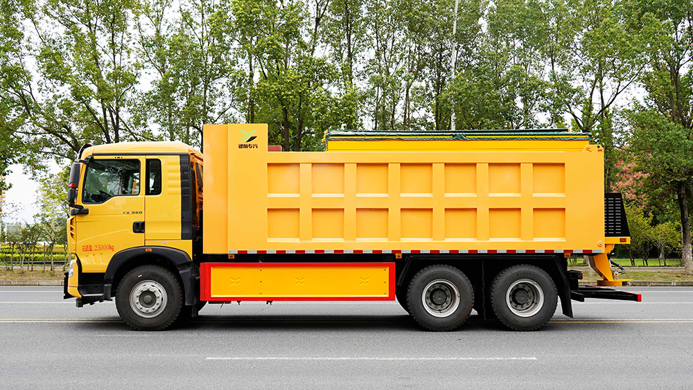 重汽豪沃除雪车