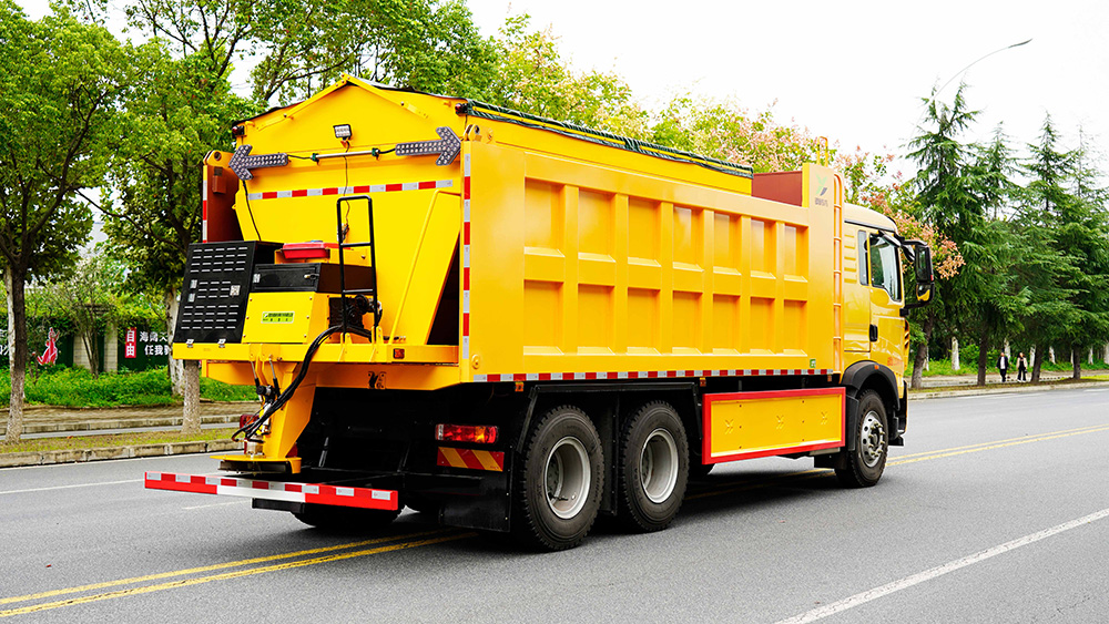 重汽豪沃除雪车