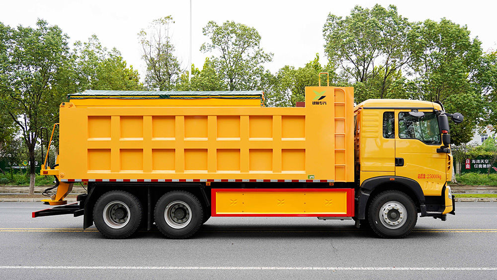 重汽豪沃除雪车