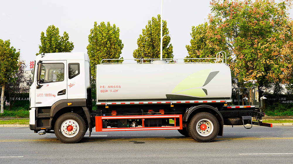 东风大多利卡18吨绿化喷洒车