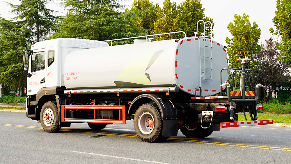 东风大多利卡18吨绿化喷洒车