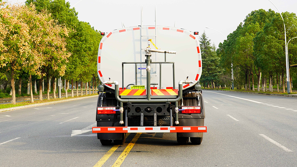 东风大多利卡18吨绿化喷洒车