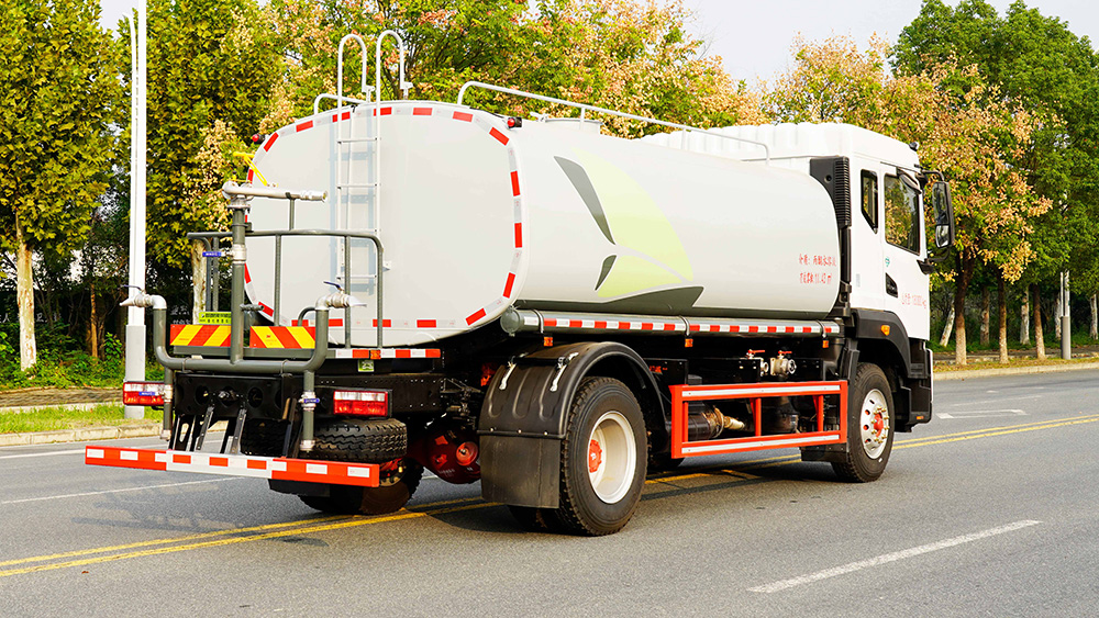 东风大多利卡18吨绿化喷洒车