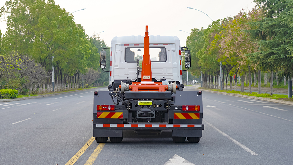 东风天锦纯电动勾臂垃圾车