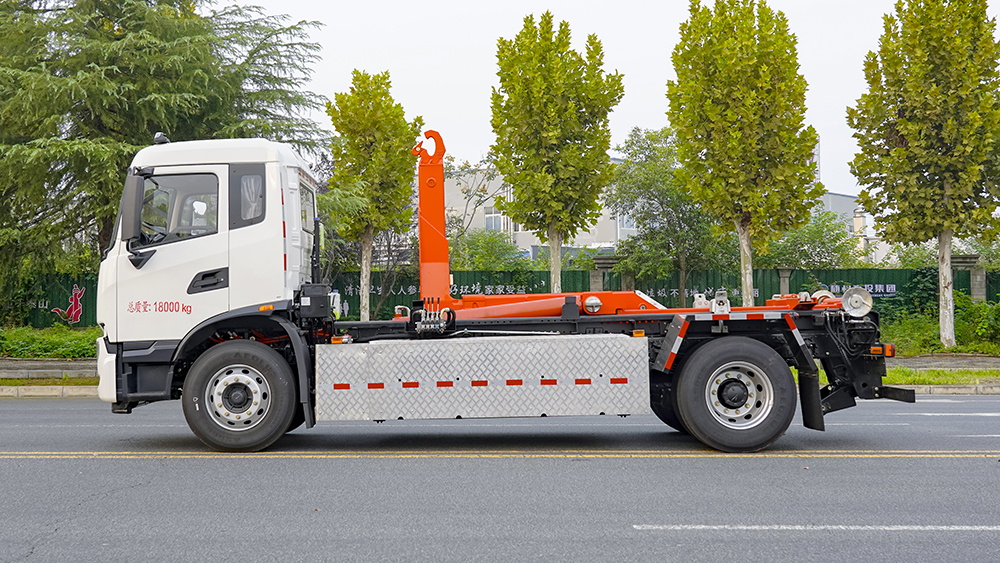 东风天锦纯电动勾臂垃圾车