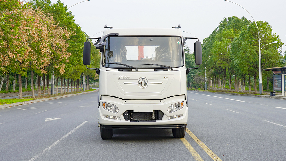 东风天锦纯电动勾臂垃圾车