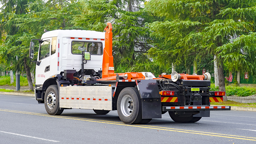 东风天锦纯电动勾臂垃圾车