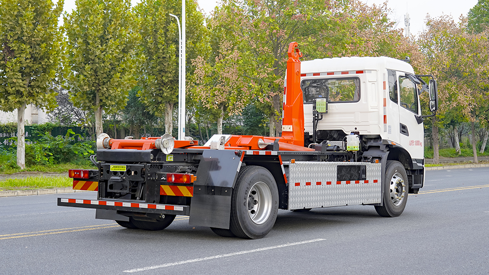 东风天锦纯电动勾臂垃圾车