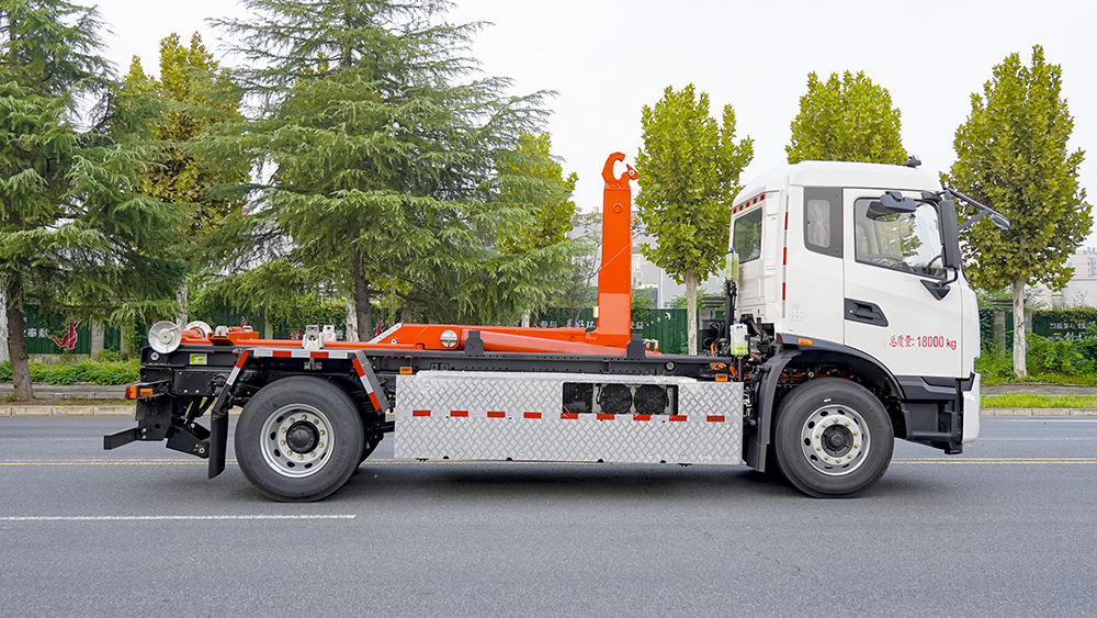 东风天锦纯电动勾臂垃圾车