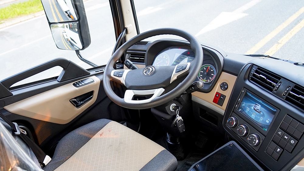 东风天锦纯电动勾臂垃圾车