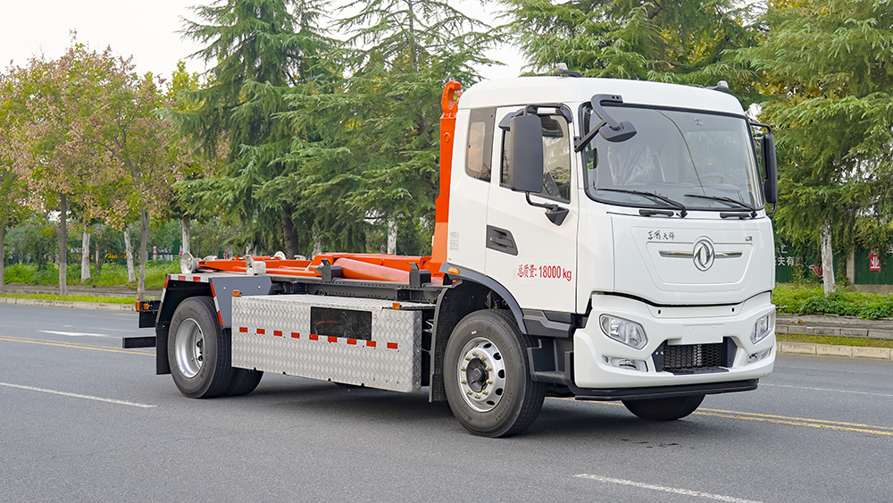 东风天锦纯电动勾臂垃圾车