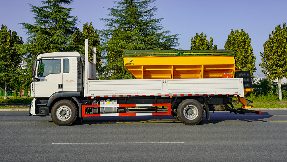 重汽豪沃除雪车