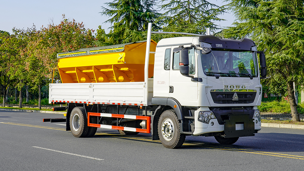 重汽豪沃除雪车