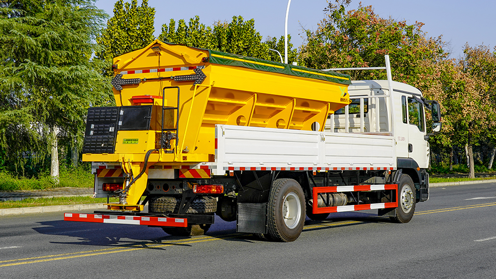 重汽豪沃除雪车