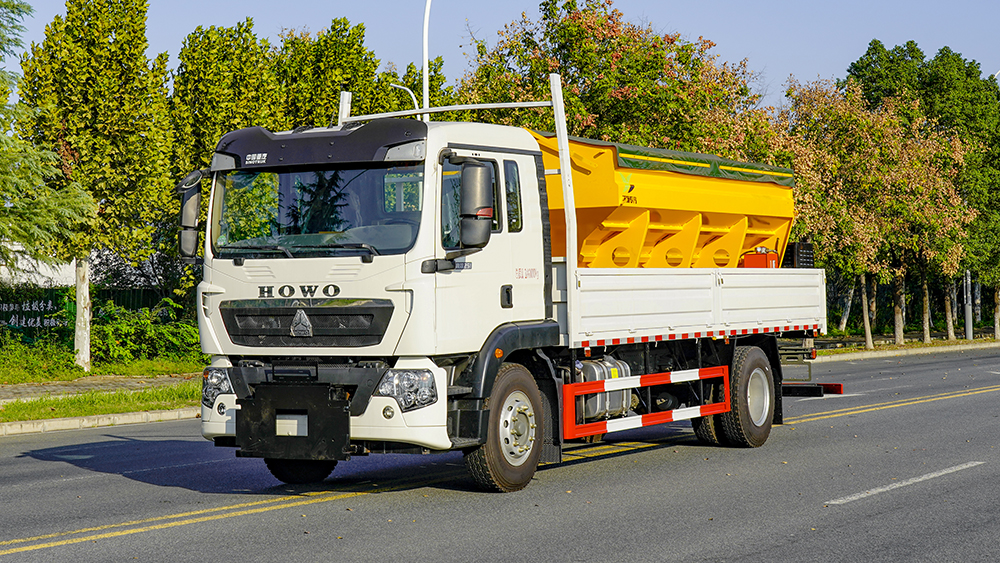 重汽豪沃除雪车
