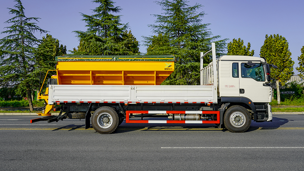 重汽豪沃除雪车