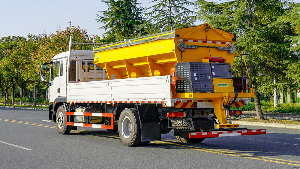 重汽豪沃除雪车