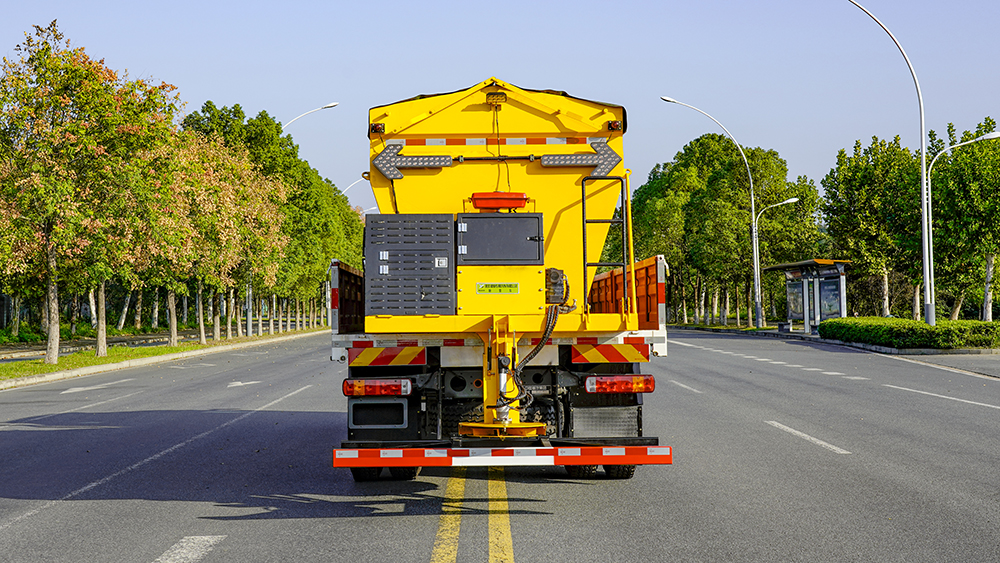 重汽豪沃除雪车