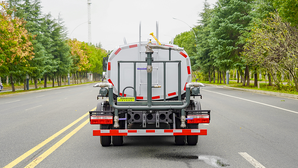 东风小多利7吨卡绿化喷洒车