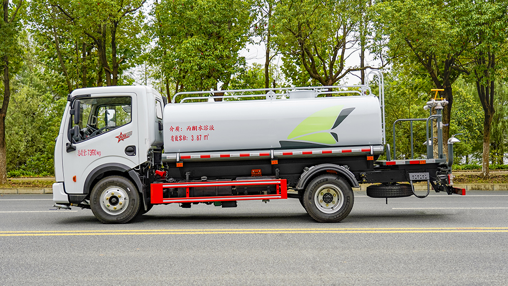 东风小多利7吨卡绿化喷洒车