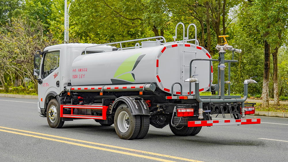 东风小多利7吨卡绿化喷洒车