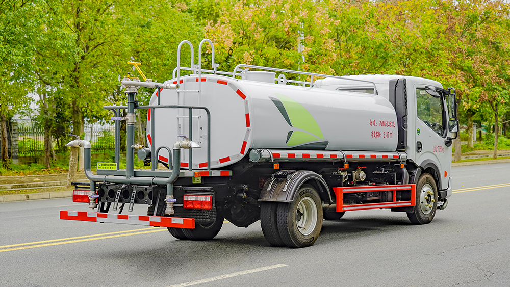 东风小多利7吨卡绿化喷洒车