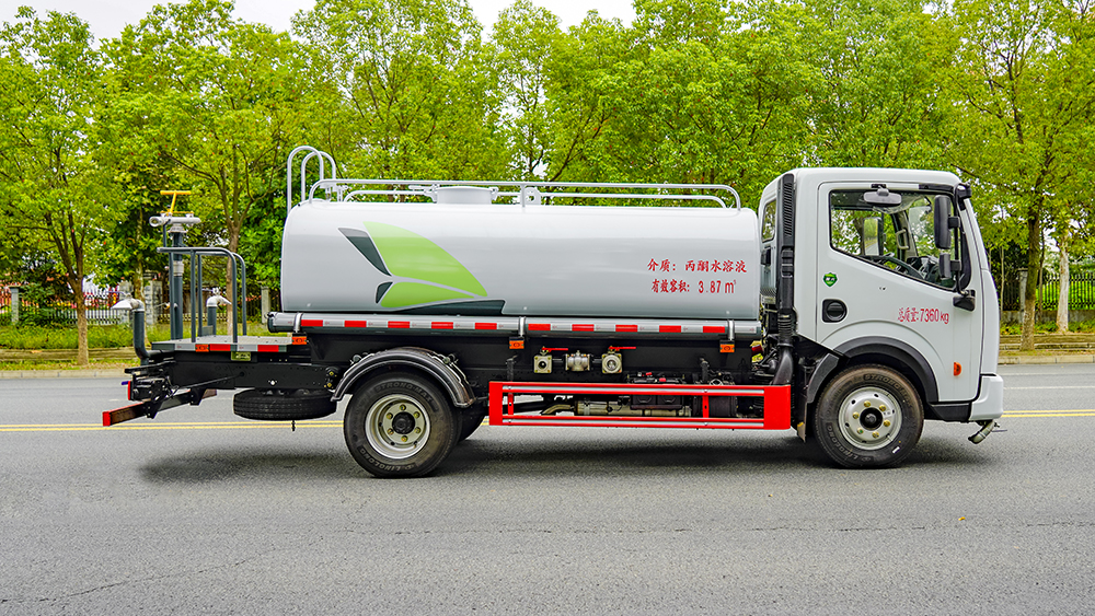 东风小多利7吨卡绿化喷洒车