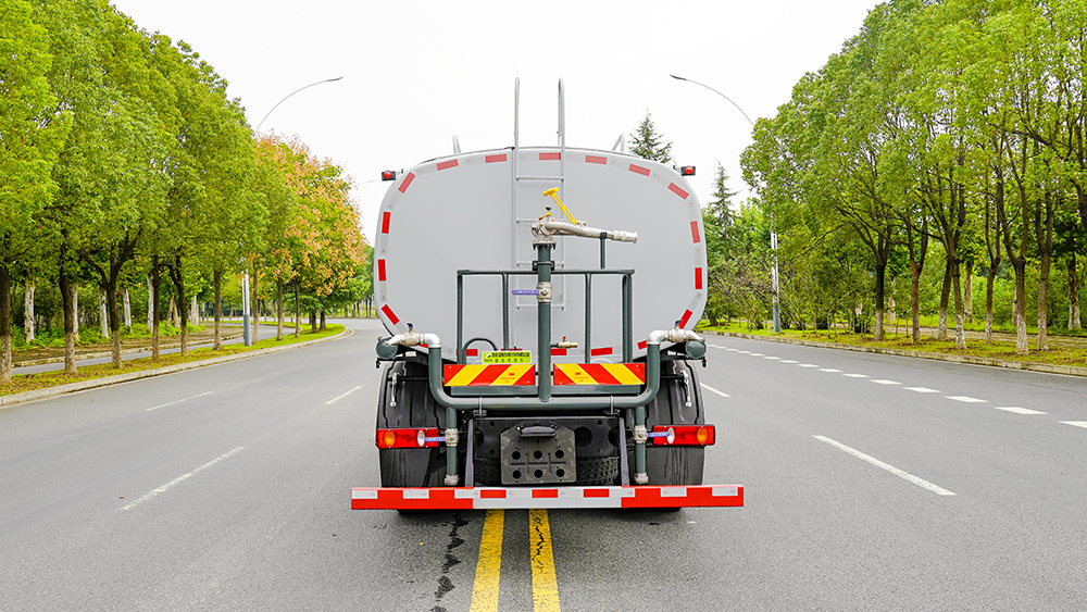 东风华神16吨洒水车