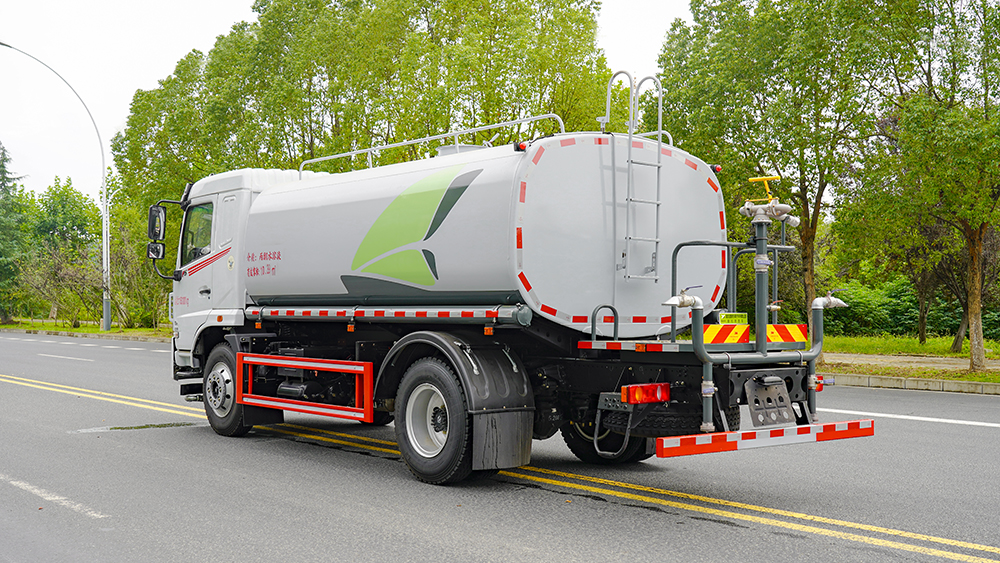 东风华神16吨洒水车