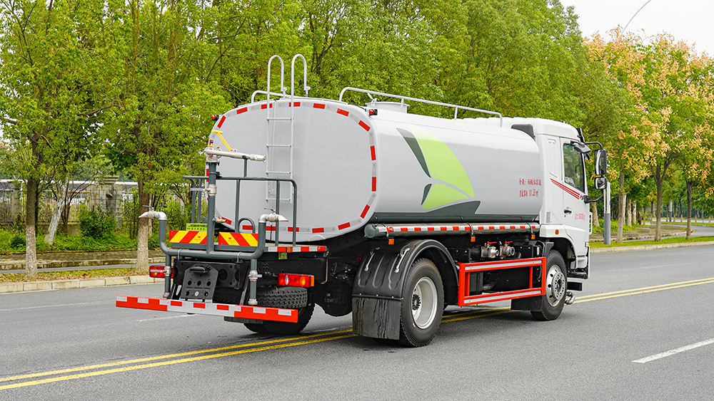 东风华神16吨洒水车