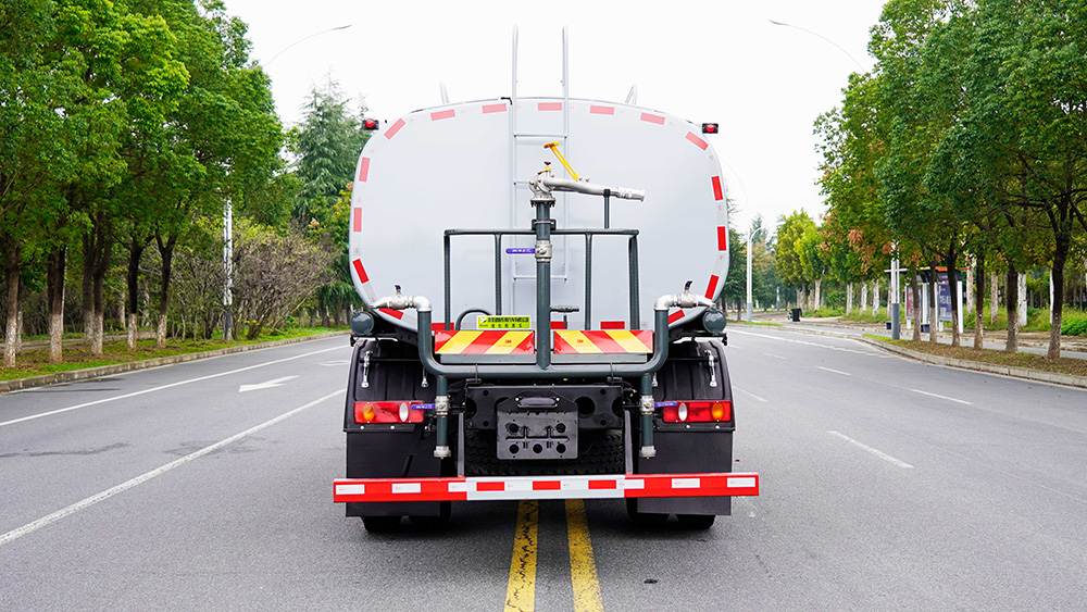 东风华神18吨洒水车