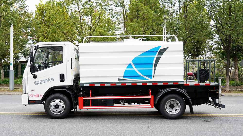 福田领航净浆洒布车