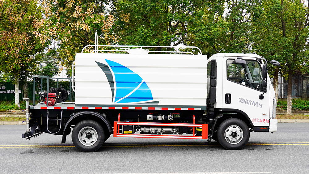 福田领航净浆洒布车