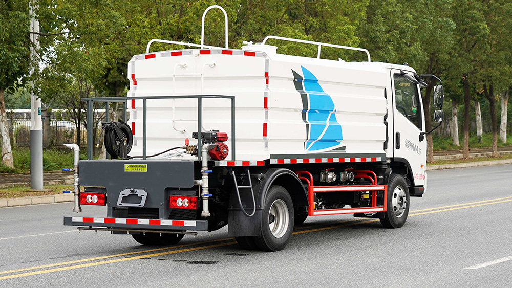 福田领航净浆洒布车