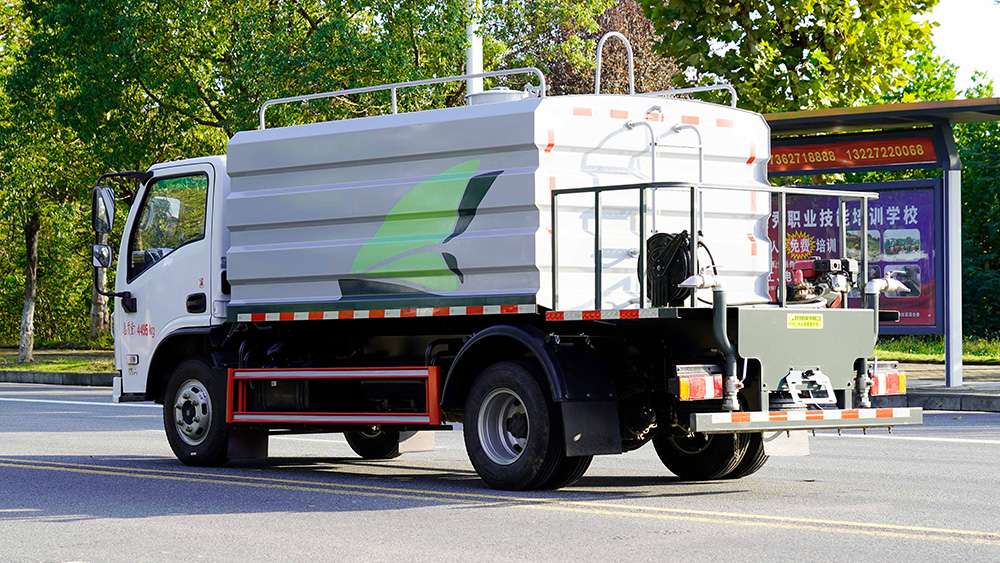 东风华神净浆洒布车（方罐抑尘）