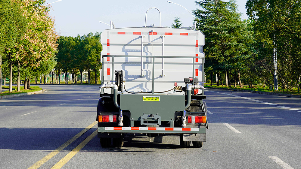 东风华神净浆洒布车（方罐抑尘）