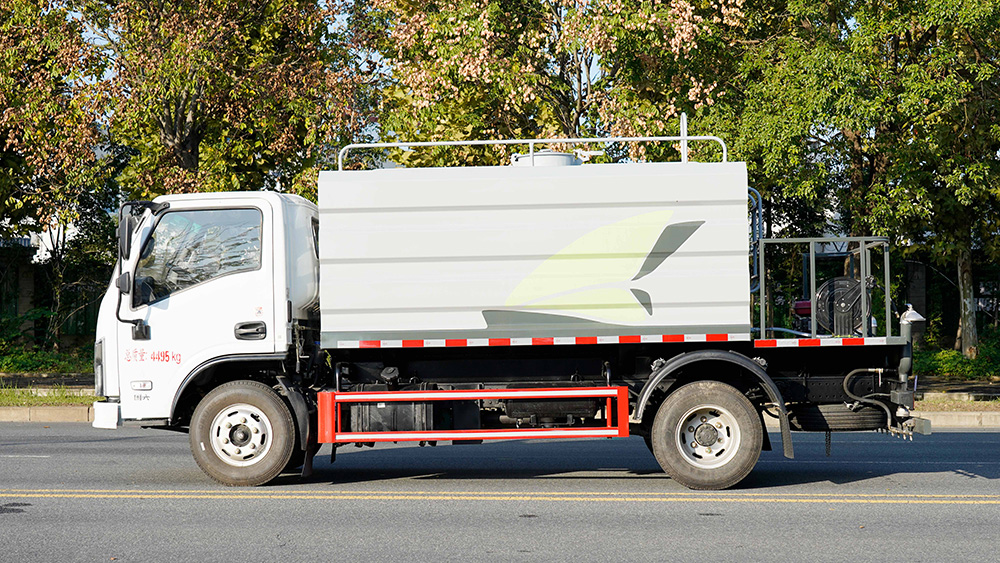 东风华神净浆洒布车（方罐抑尘）
