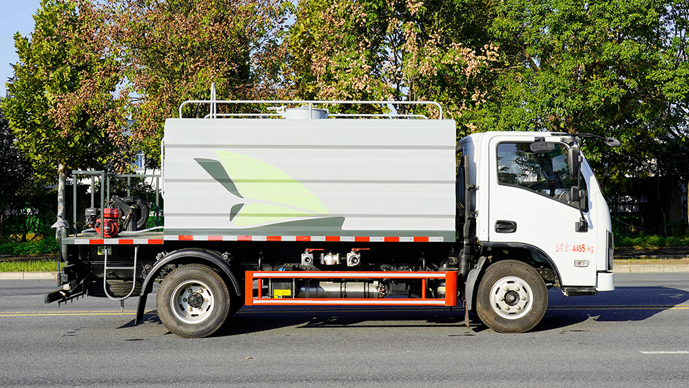 东风华神净浆洒布车（方罐抑尘）