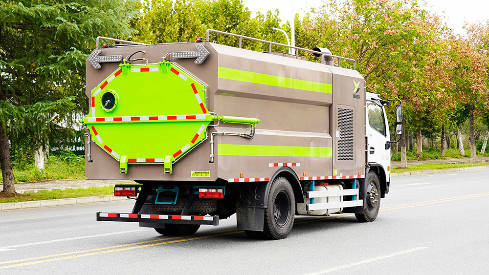 东风大多利卡发电厂吸尘车